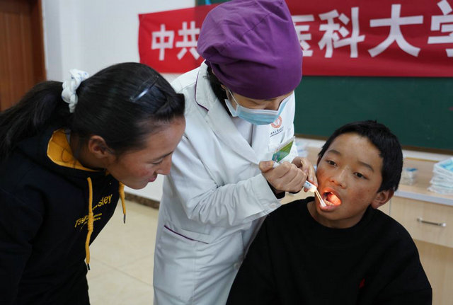 开展关爱西藏学生口腔健康宣教活动