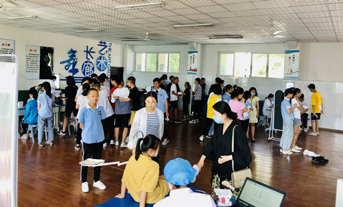 西南医大附属口院专家团队参加泸州市第十八中学校口腔健康检查活动
