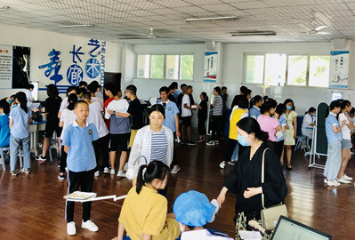 西南医大附属口院专家团队参加泸州市第十八中学校口腔健康检查活动